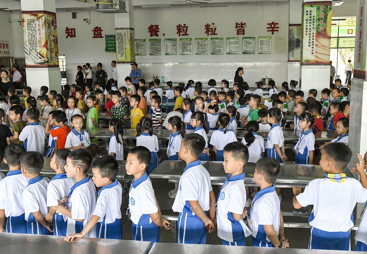 2021年9月1日,广东省东莞市长安镇,学校开学,花样百出.