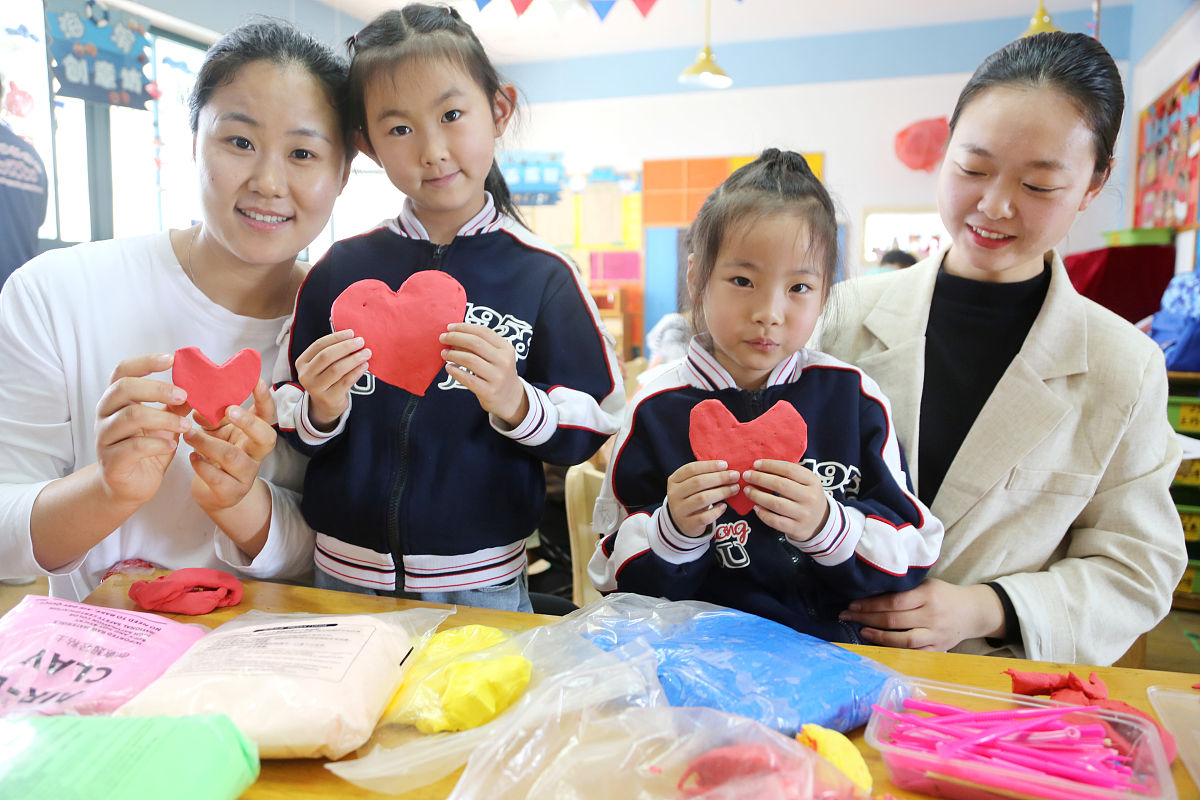 写一篇400左右关于七夕亲子手工制作七巧果活动的新闻稿