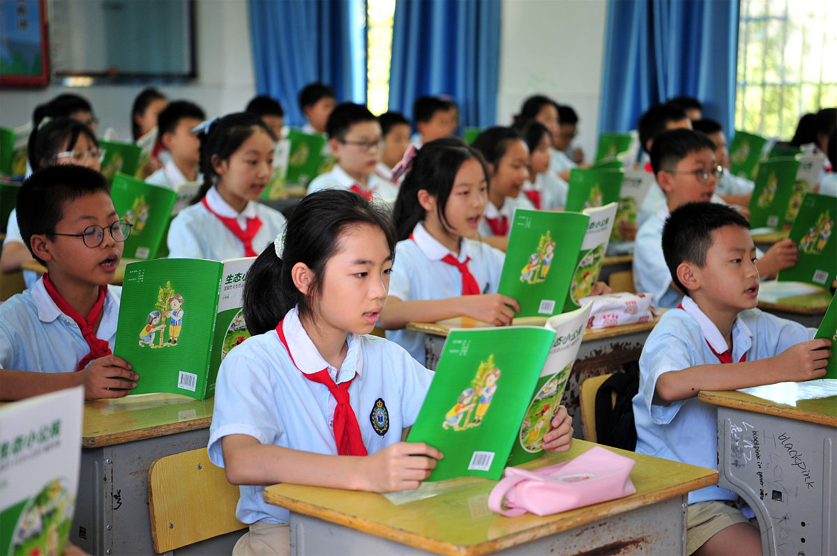 优秀小学生事迹：活泼乐于助人，学习认真刻苦