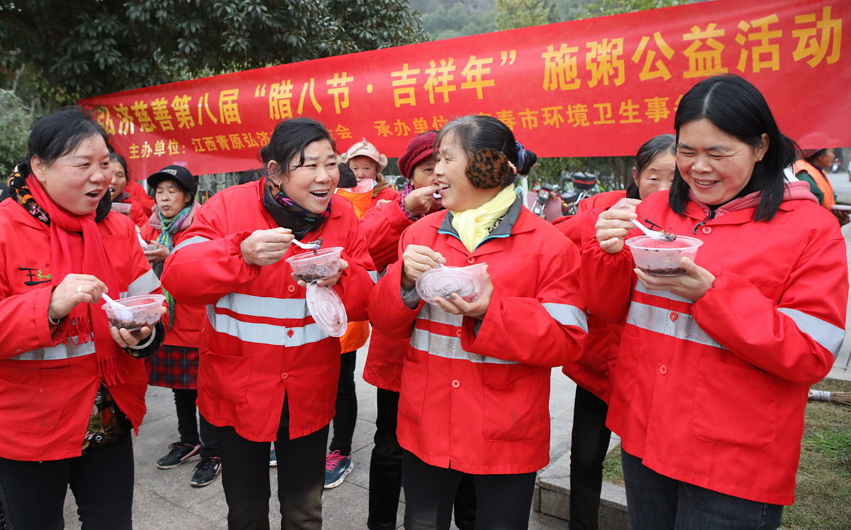 2022年1月10日,爱心志愿者正在江西省宜春市松江园向附近环卫工人施粥