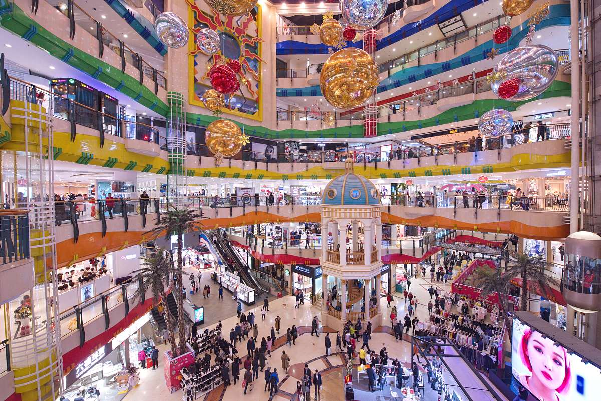 2017年12月10日,大连一家大型国有商场81周年店庆,消费者在商场选购货