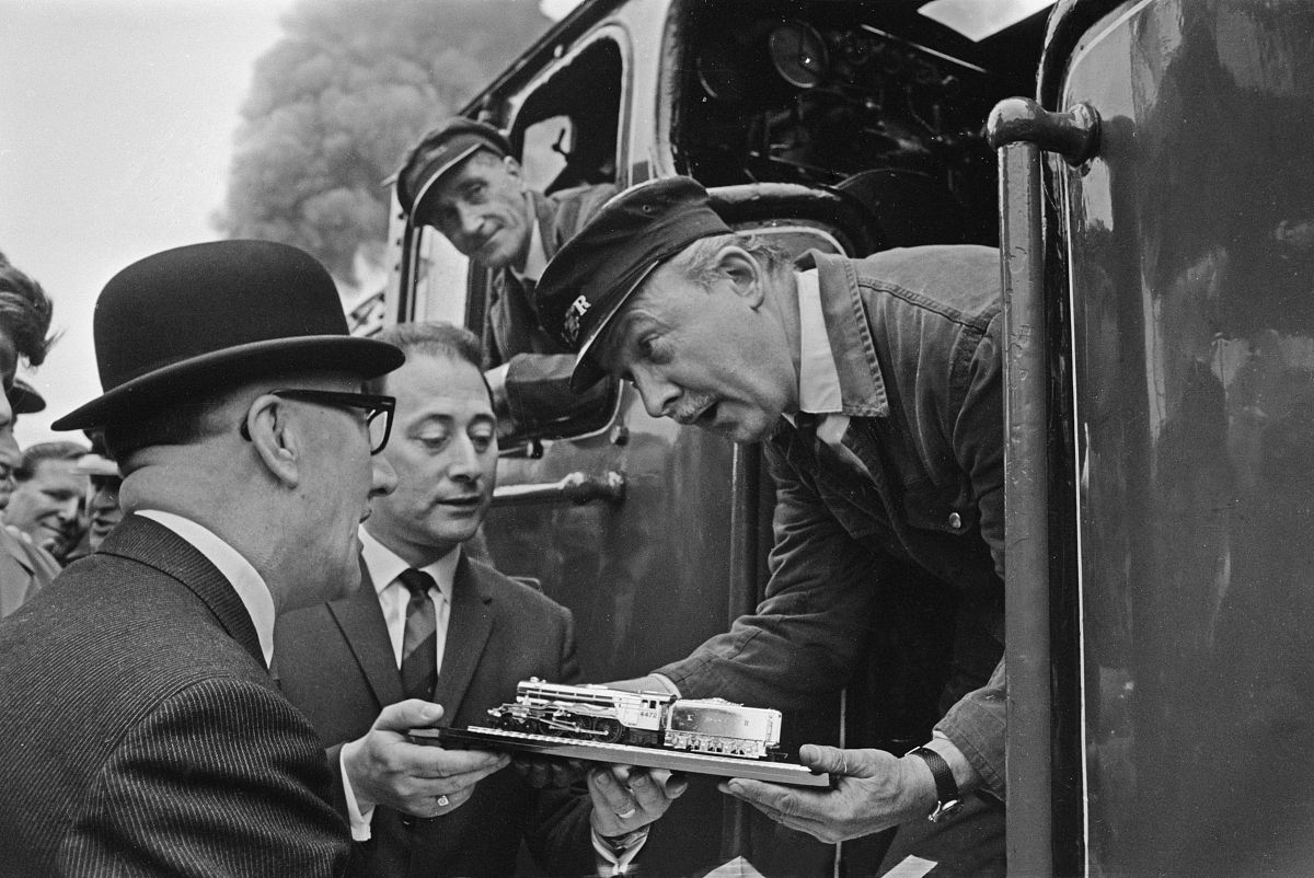 1924年爱森斯坦的哪部电影标志着蒙太奇学派运动的开始？