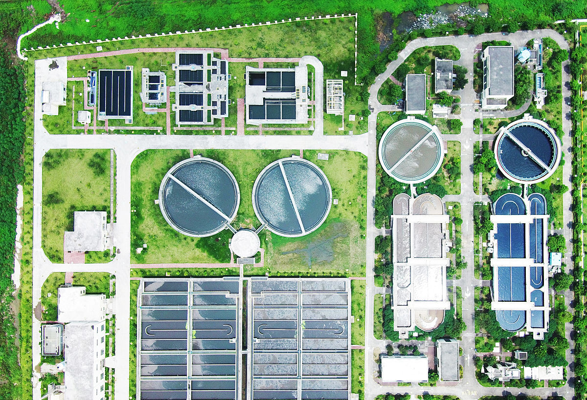 水厂总平面是根据确定的工艺方案将处理构筑物和辅助建筑物进行合理组合布置原则是1贯通、连接各处构筑物之间的管、渠使之便捷、直通避免迂回曲折；2土方量做到基本平衡并避开劣质土壤地段；3在处理构筑物之间应保持一定距离以保证敷设连接管、渠的要求一般的间距可取值5~10m某些有特殊要求的构筑物如污泥消化池、沼气贮罐等其间距应按有关规定确定；4各处理构筑物在平面上布置应考虑尽量紧凑；5污泥处理构筑物应考虑尽可