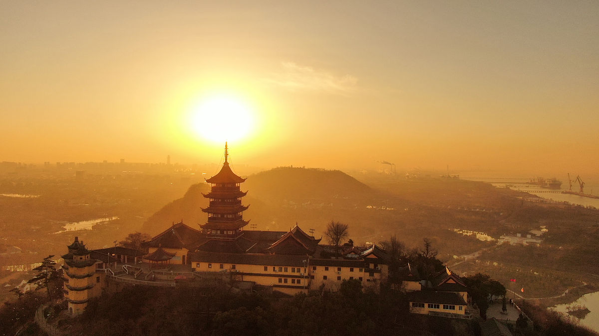 2021年1月1日,江苏南通狼山国家森林公园华和新城区日出美景.