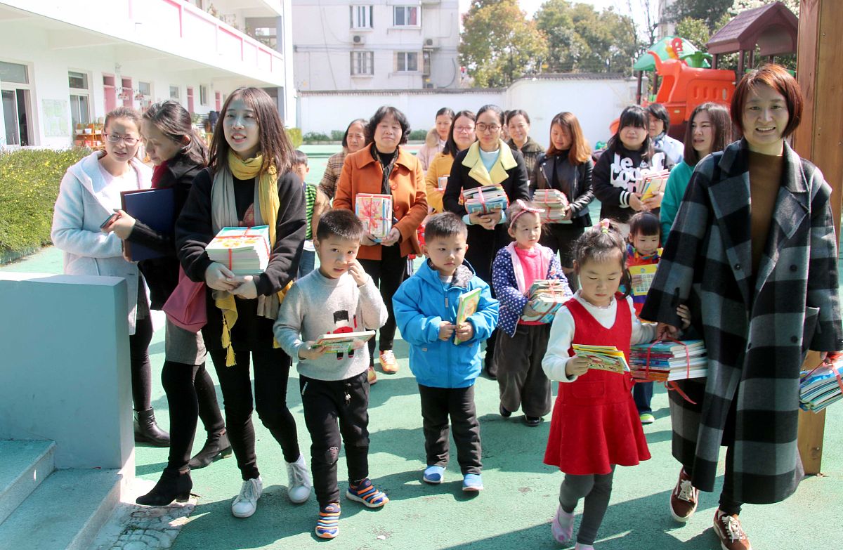 请以：六一儿童节期间我部去贫困县小学慰问。这个标题写一篇新闻稿