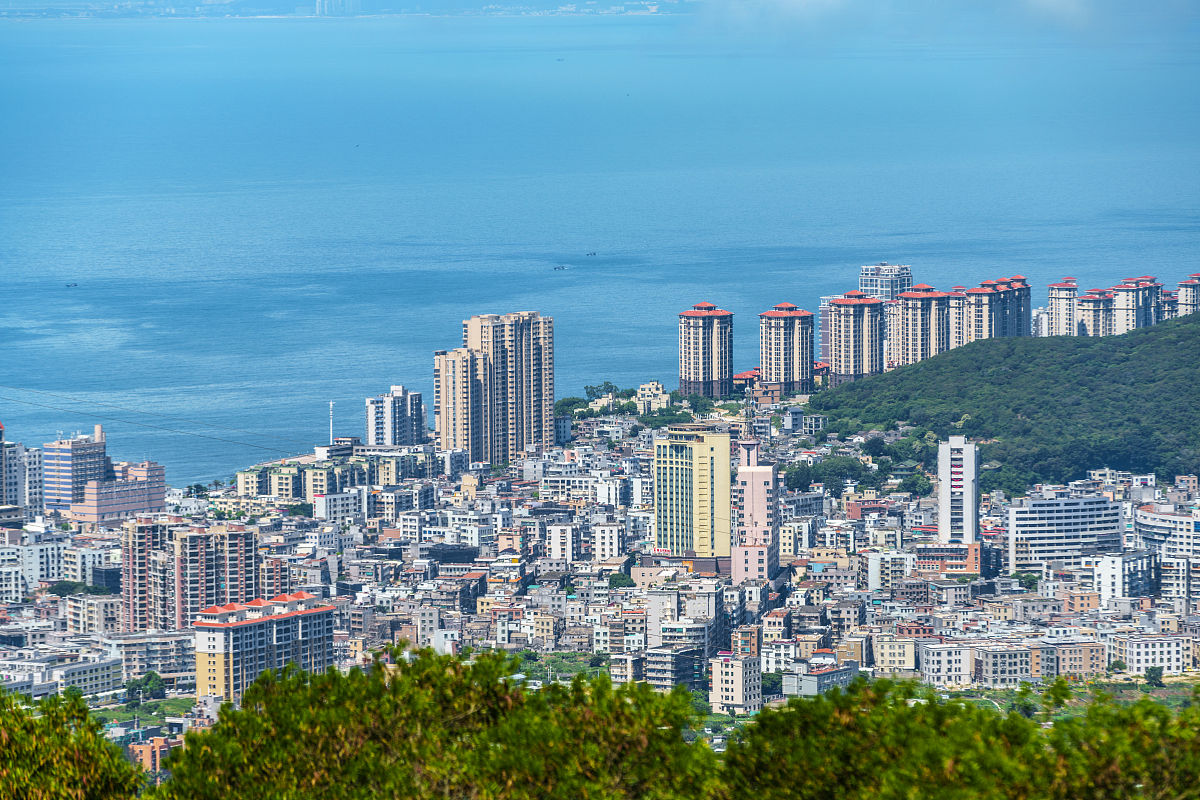 2020年7月17日,广东汕头,南澳县市区全景.