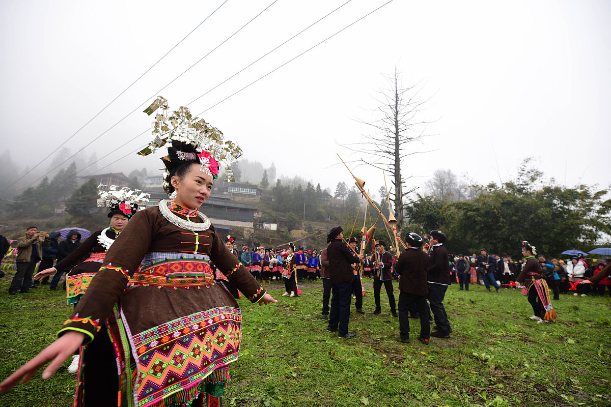 2019年2月12日,贵州黔东南,在丹寨县排调镇排结村,苗族村民在跳锦鸡舞