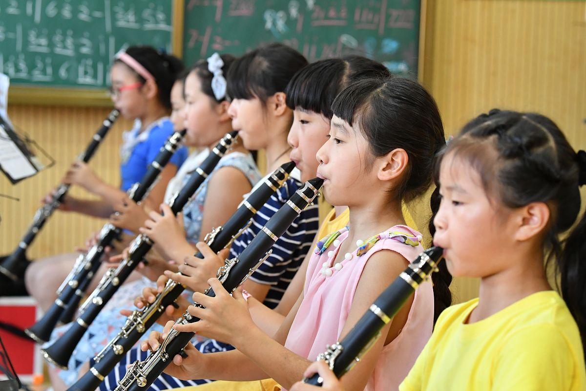 讲座主题：唱歌教学中的实效引导 主持词