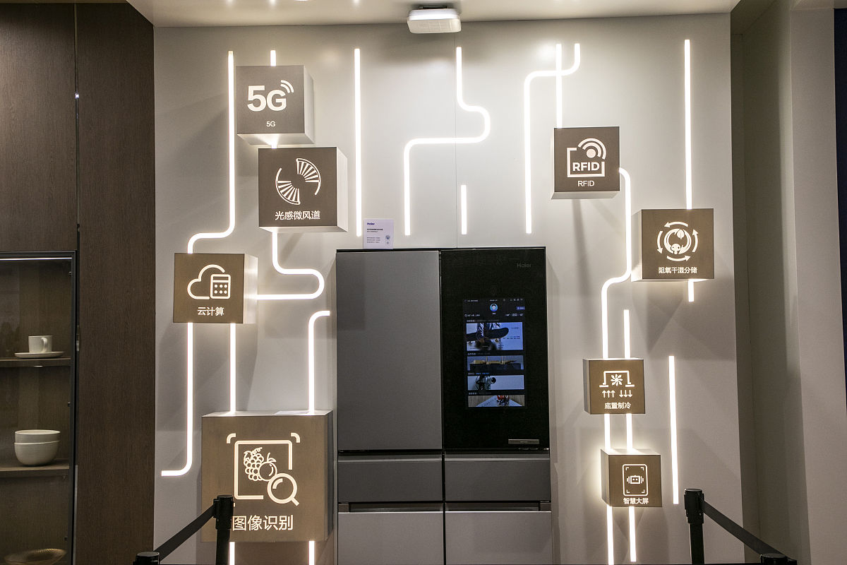 那么在交互的维度我们今天搭建了数字化的内容平台能够更多的输出能够与今天消费者同频共振的新媒体的内容。那么在交易端我们搭建了交易的数字化的平台无论让客户还是用户的交易更加的便捷体验更好。在交付端海尔智家凭借我们多年的打造我们在物流和服务的能力升级也在支持着卡萨帝升级管家式的服务能力。那么在用户口碑端我们在重构高端会员的运营体系。截止到今天卡萨帝在中国市场已经拥有了超过920万的高端会员我们努力的方向