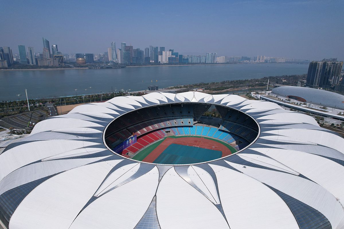 20条简短的微博体评论：21日杭州亚运会迎来正式开幕前的第三个比赛日继板球、足球、排球等项目后宁波象山亚帆中心也迎来了一群劈波斩浪的弄潮儿。再过两天静静伫立在钱塘江畔的杭州奥体中心体育场——大莲花就将精彩绽放。在杭州亚运会主题曲《同爱同在》气势磅礴、昂扬向上的旋律声中亚洲体育健儿再次欢聚一堂追逐更快、更高、更强——更团结的奥林匹克荣光。这是一场万众瞩目的体育盛会这是一场炫目璀璨的文化盛宴。历时八年