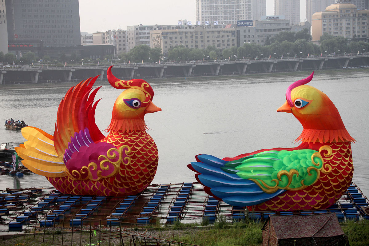 2015年7月26日,吉林省吉林市,工人在紧张有序地制作安装大型河灯,一些