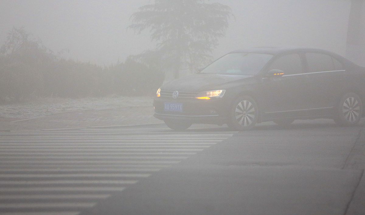 通过最近下雨编写出一段100字左右的有关驾校练车的提醒