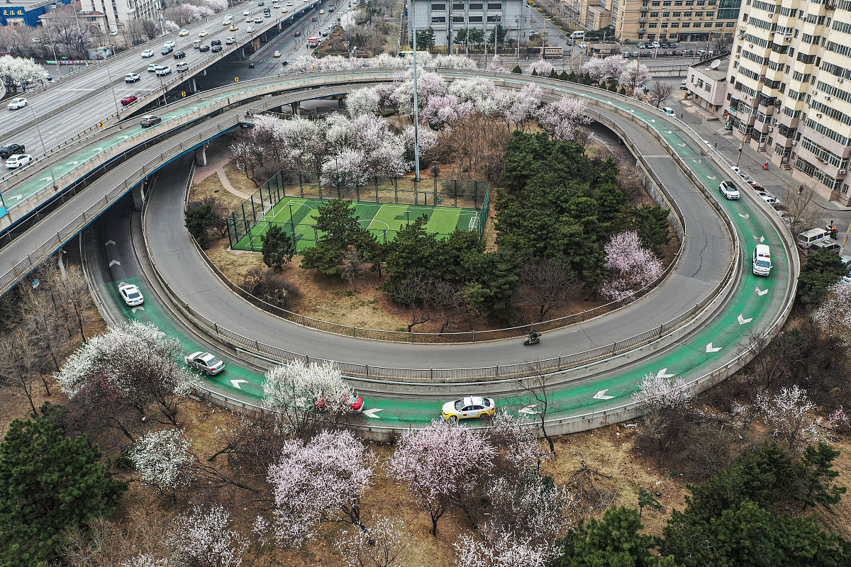 2021年4月1日,辽宁沈阳,早春时节,藏身于盘根错节的立交桥中的沈阳一