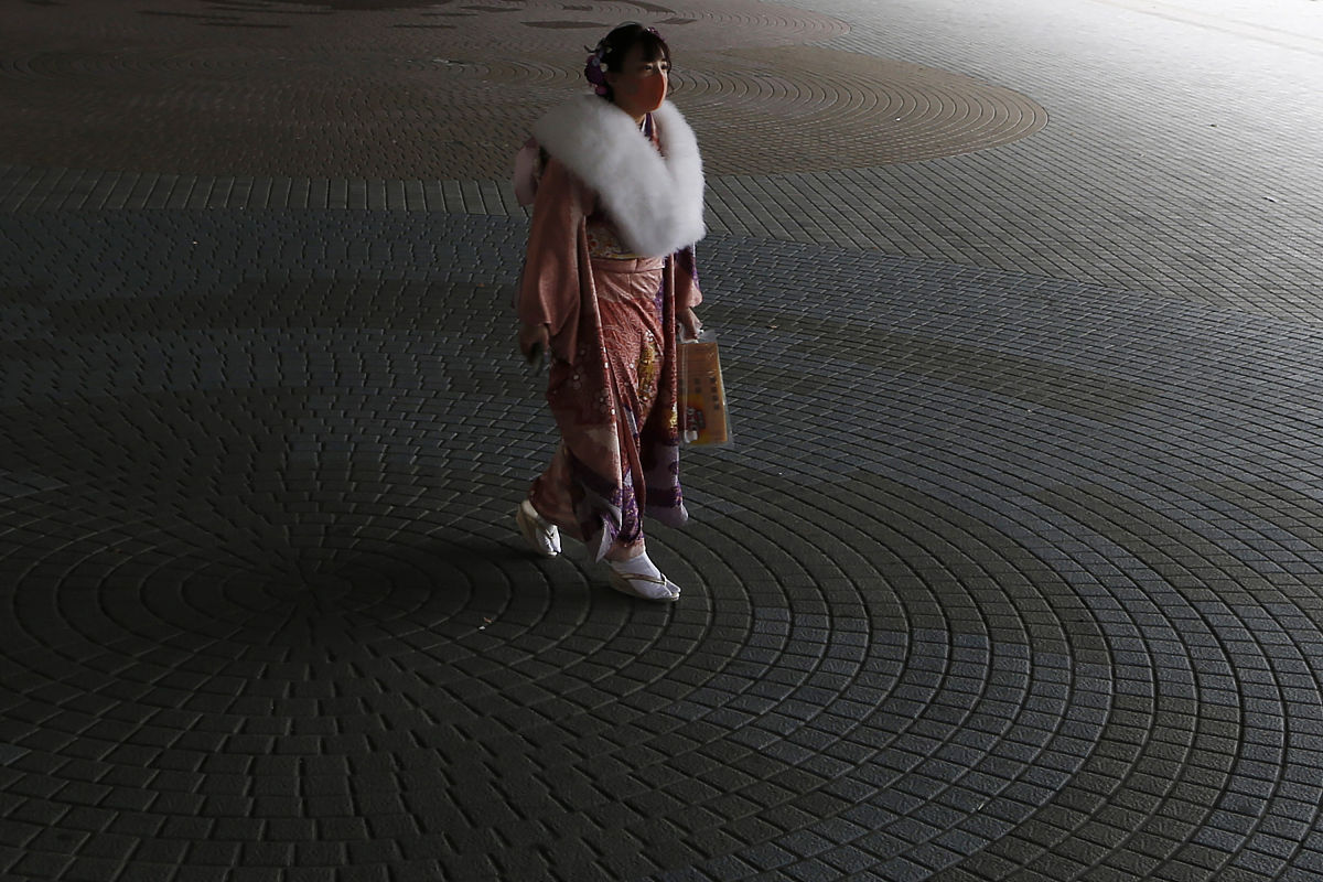 当地时间2021年1月11日,日本西宫市,阪神甲子园球场上户外成人礼举行.
