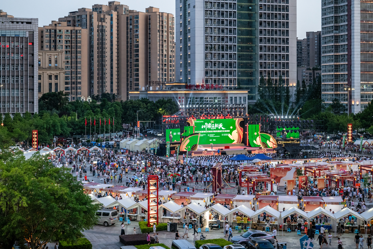 但由于大足区文化产业发展呈现产业结构不合理优势不突出发展效益不高高质量文化产品和服务供给不足使得其知名度远远低于重庆其他区县。这句话以另外一种方式呈现