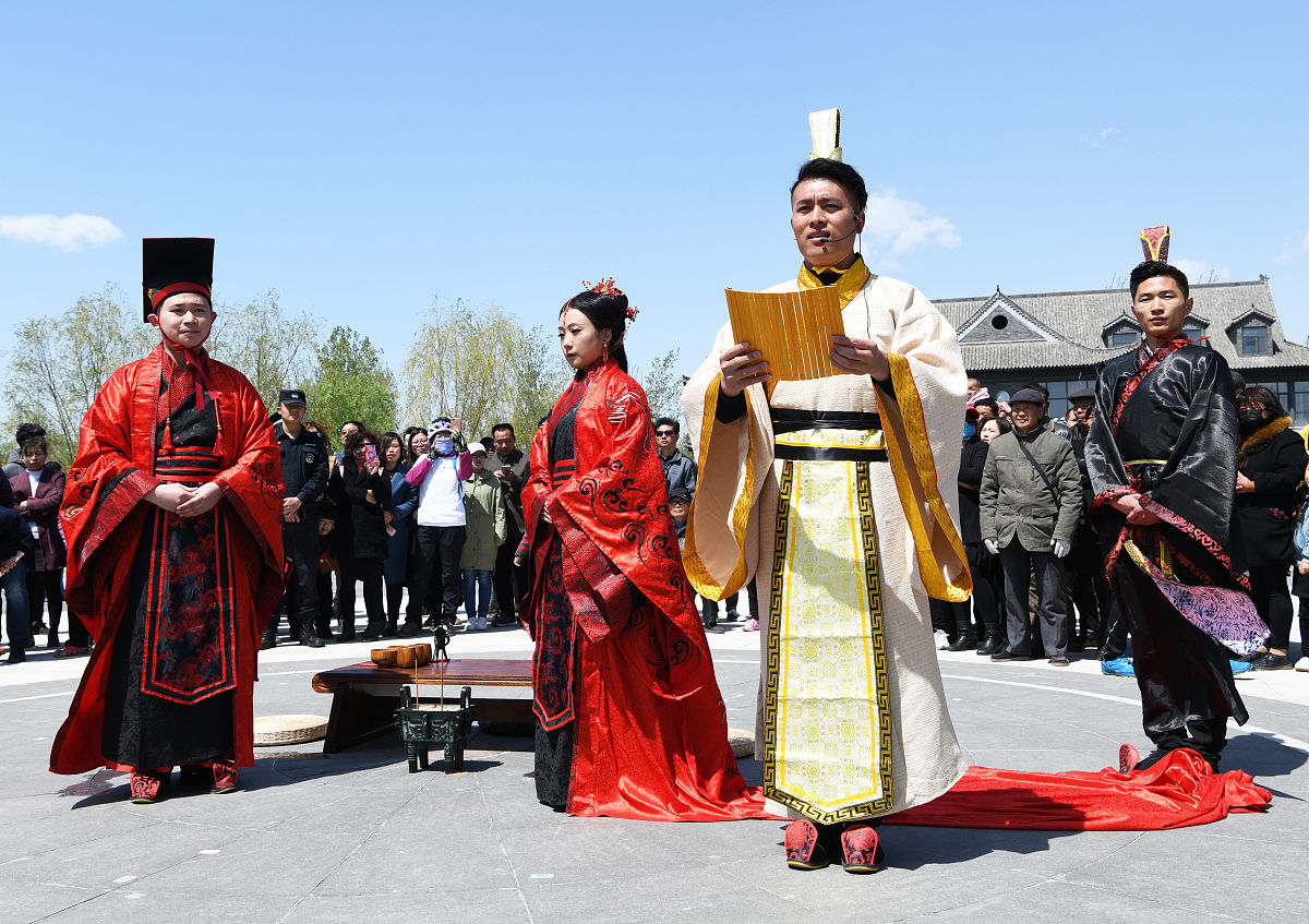 2019年4月6日,山东枣庄,山亭区月亮湾国家湿地公园,一对"新人"在进行