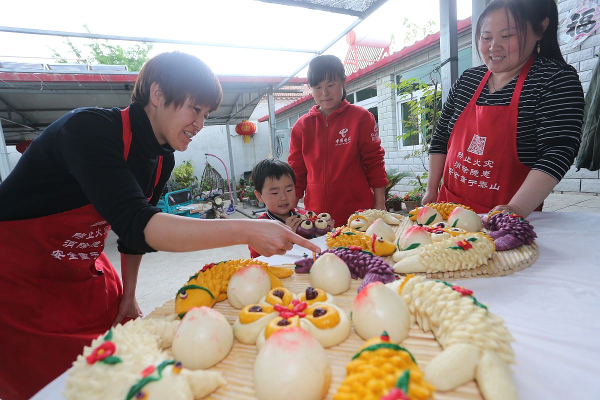 2018年05月02日,北京大兴,当地农民制作手工花馍,远销天津,河北,不少
