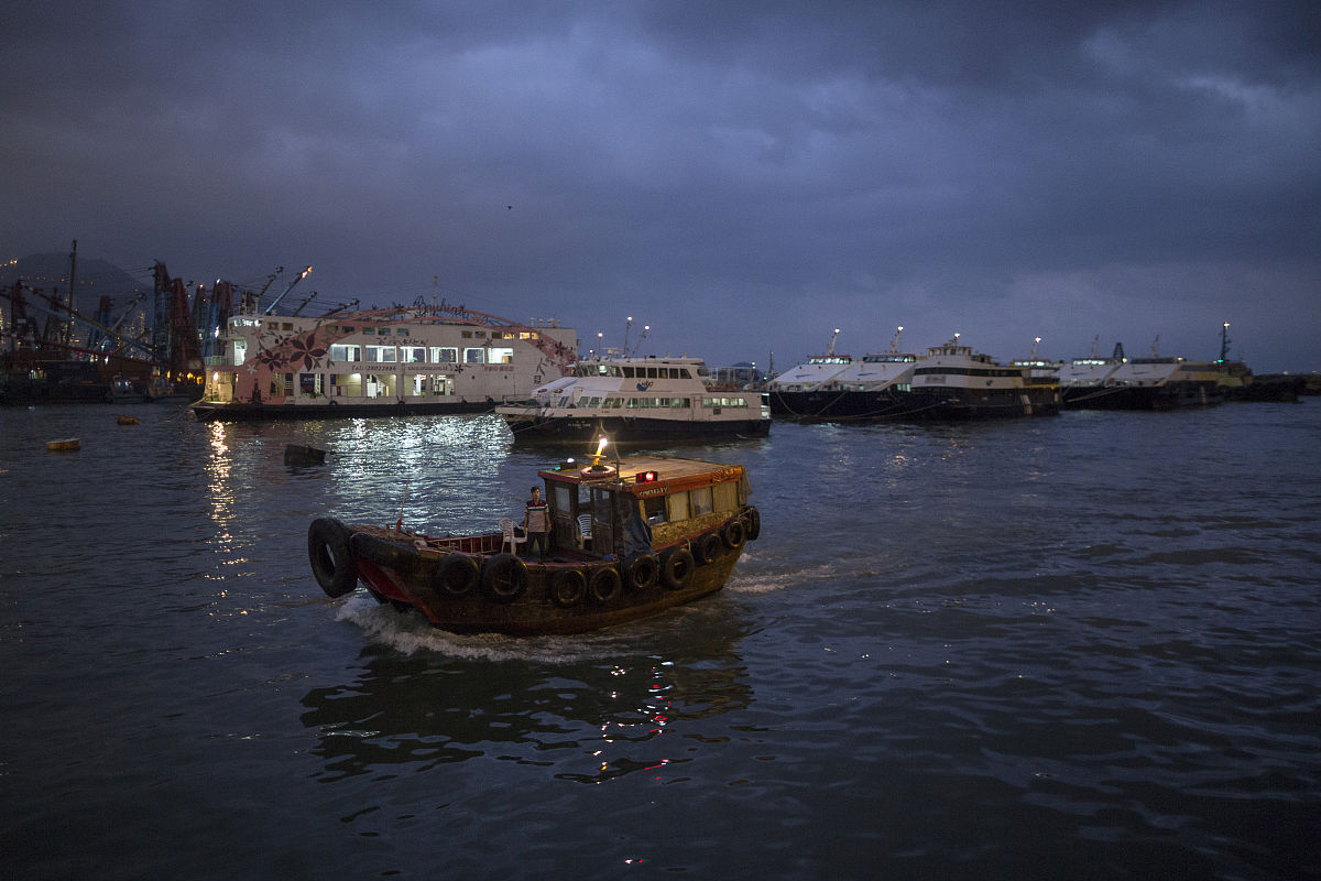 2015年7月9日,香港街景掠影.a boat sails into the yau ma tei typho