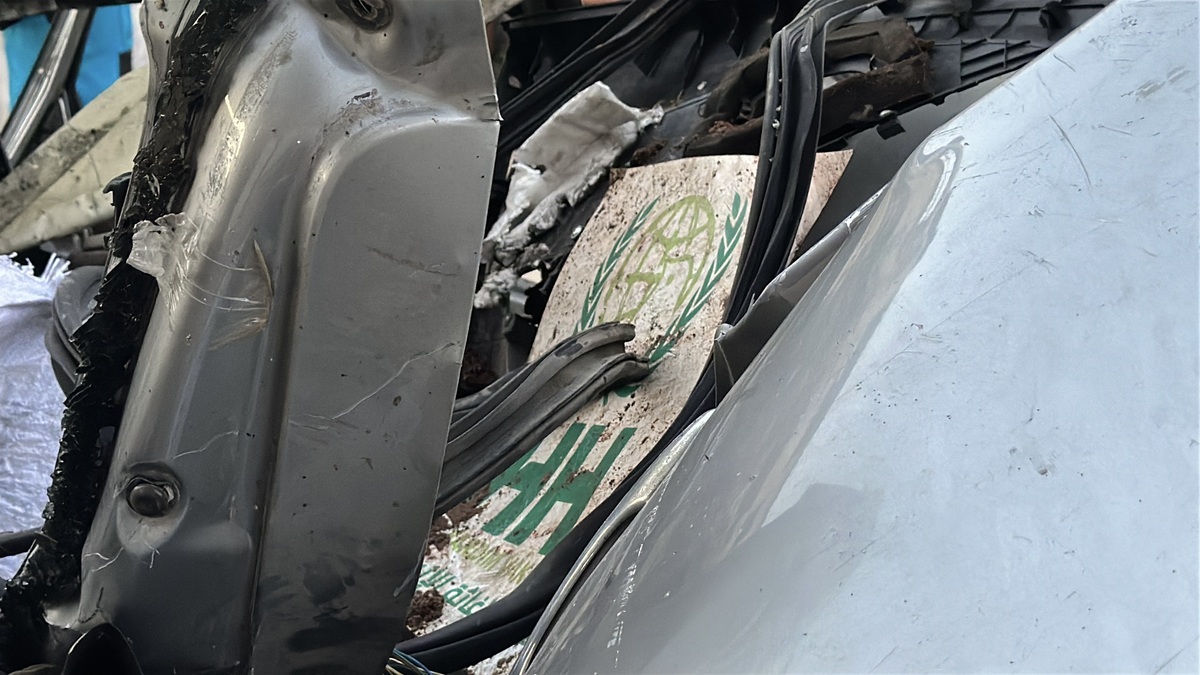 将下面这段话进行同义词替换并且改变语序汽车前保险杠系统在汽车正面碰撞事故中 主要起到吸收碰撞动能、保护行人身体和生命安全 以及降低交通事故经济损失等作用。汽车碰撞吸能盒通常被设计成复合材料薄壁结构形式安装在汽车前段防撞梁和车体纵梁之间可以在汽车发生碰撞时有效吸收碰撞能量