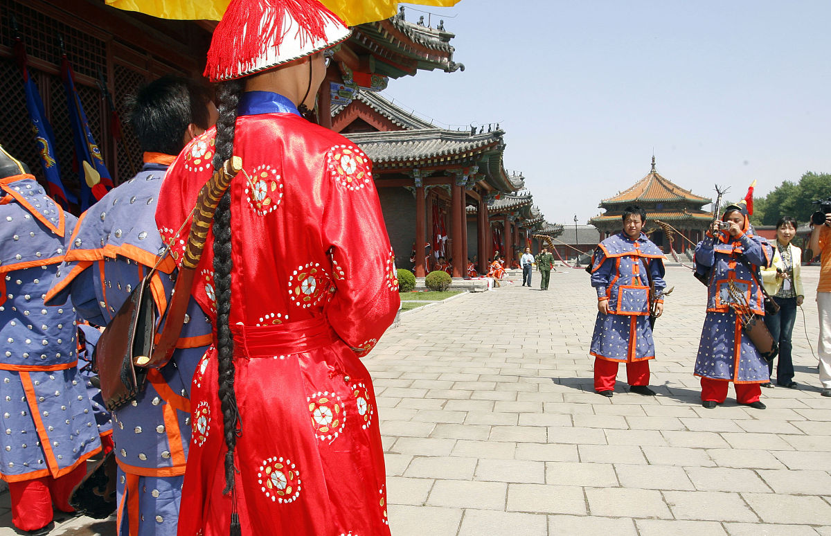 2007年5月17日,沈阳故宫博物院正在紧张排练,"复原"一场宫廷庆典,以纪