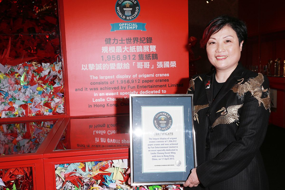2013年4月17日,香港,粉丝为纪念张国荣合力折纸鹤破吉尼斯世界大全纪