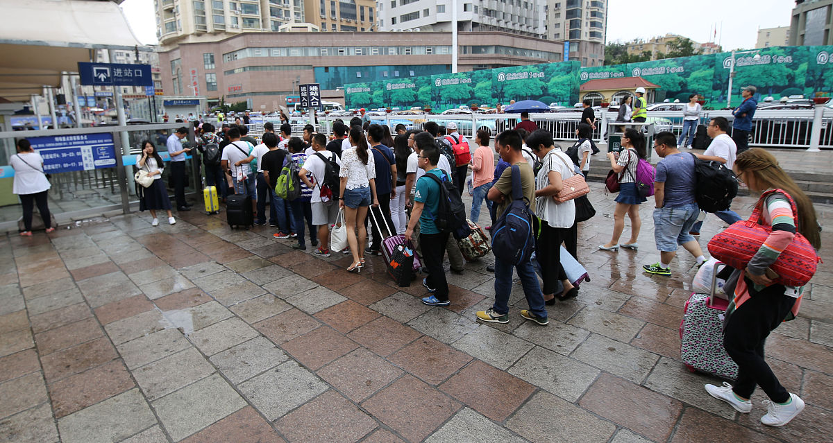 出租集团全力保障‘双节’客流高峰安全运营，助力旅游经济复苏