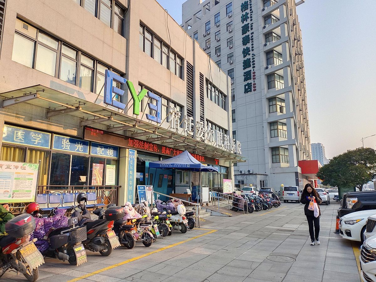 我是置业顾问怎么给客户推荐这个项目商铺海上海商铺租约铺：房号：6-106面积：410㎡左右报价：4万左右推荐理由：1、商家：谊品生鲜租金：175元平2、现铺带租约即买即收租3、自身及周边消费人群固定4、项目位于成华区小区入住率高达905、周围生活氛围浓厚人流量大6、带10-15米大外摆实用性很强7、面积大后续自用可以有更多选择比如开母婴店、瑜伽馆、美容院或者教育培训等