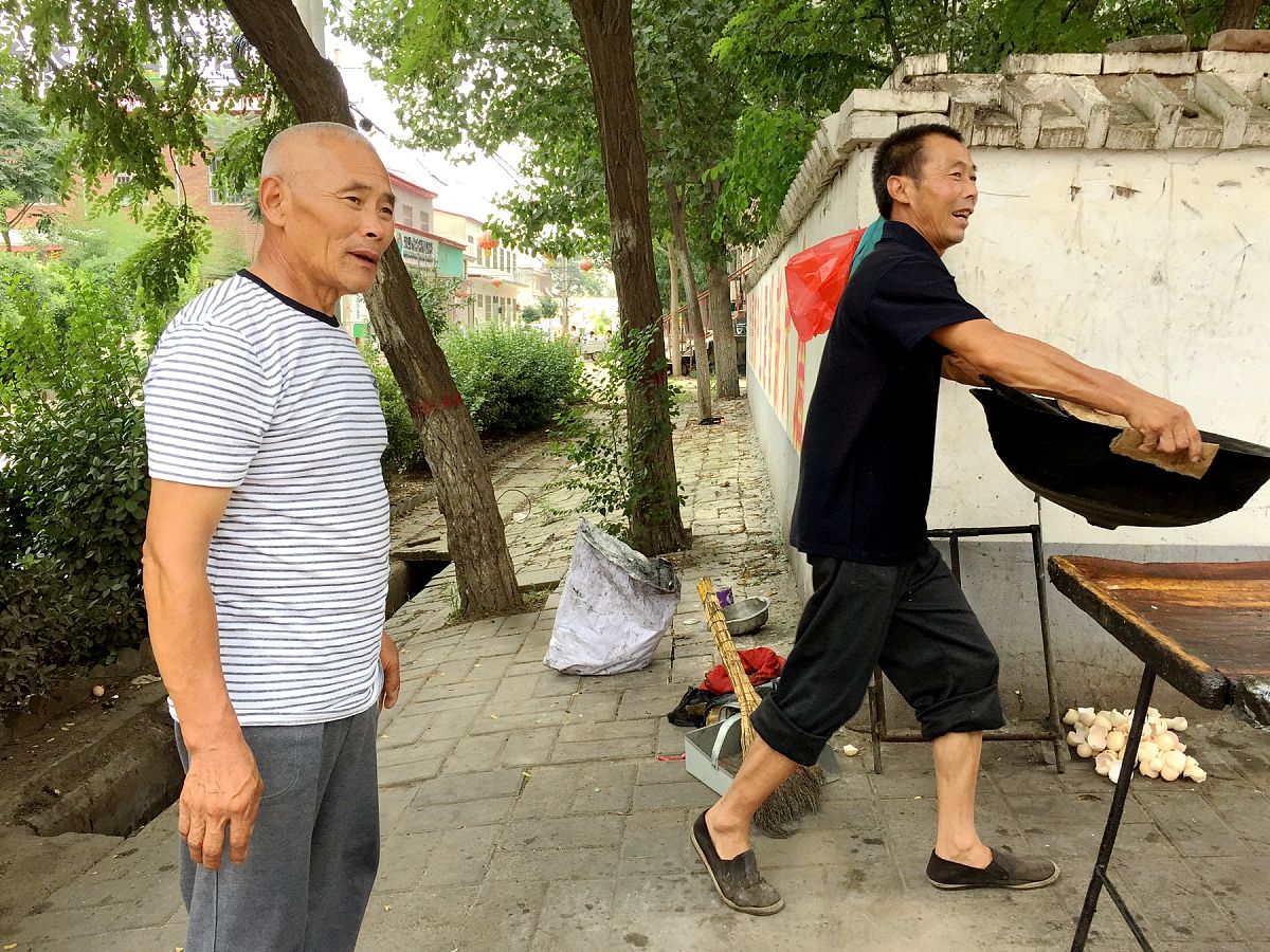 2018年7月19日,河北邯郸.卖完油条收摊的时候,搬东西的活,多数都是弟