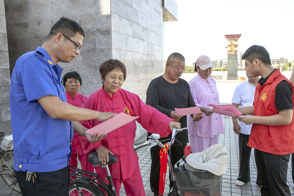 续写文本:四、推进政府购买农村保洁社会化服务的对策建议 一加大政策宣传。加强对政策的普及宣传提高农民了解和支持政策的积极性增强政策实施的可行性和有效性。 二完善政策体系。根据实际情况完善政策支持体系和财政扶持政策为保洁公司或物业公司提供适当的政策优惠和经济补贴降低其运营成本提高服务水平。 三加强监管和评估。完善政府购买农村保洁社会化服务的监管机制和评估制度加强对保洁公司或物业公司的考核和奖 续写文本:四、推进政府购买农村保洁社会化服务的对策建议 一加大政策宣传。加强对政策的普及宣传提高农民了解和支持政策的积极性增强政策实施的可行性和有效性。 二完善政策体系。根据实际情况完善政策支持体系和财政扶持政策为保洁公司或物业公司提供适当的政策优惠和经济补贴降低其运营成本提高服务水平。 三加强监管和评估。完善政府购买农村保洁社会化服务的监管机制和评估制度加强对保洁公司或物业公司的考核和奖