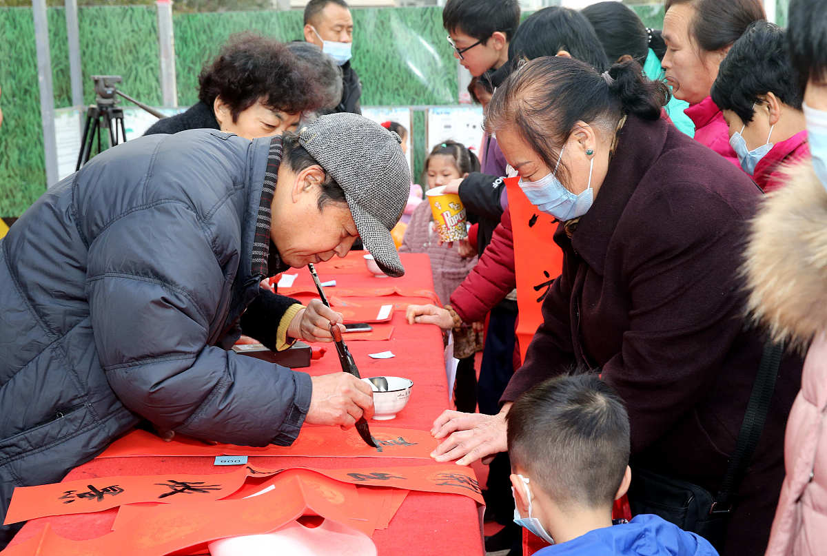2021年2月3日,西安书法家春节前夕来到朝阳花园小区,义务为市民书写春