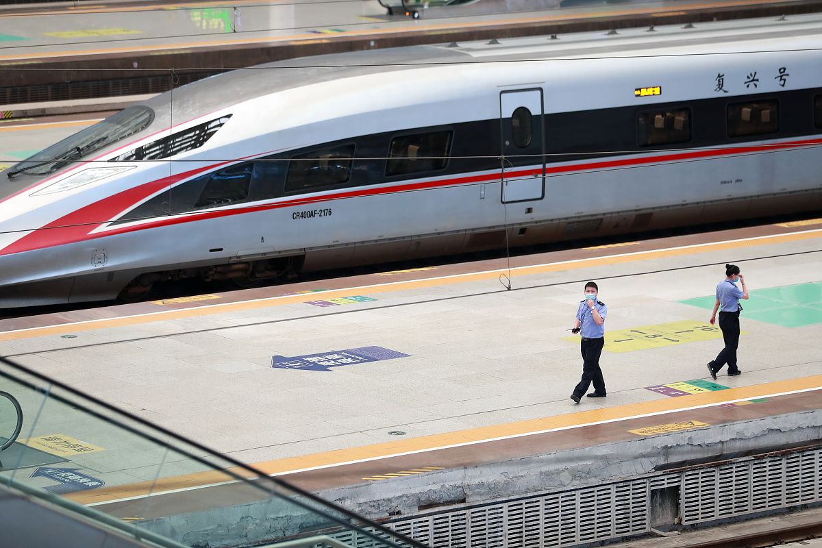 帮我排四套方案的交路。下周我要检查T256次或T778次和T5821列车第一天南宁出发并于第二天回到南宁。要求9：00和14：30在T256次或T778次或T5821列车上。可选择在南宁站、南宁东站、柳州站、桂林北站、全州南站、东安东站换乘动车、高铁、普速。哪套方案用时最短哪套方案在车站等待时间最长哪套不需要换乘？请注明乘车时间和换乘车次。