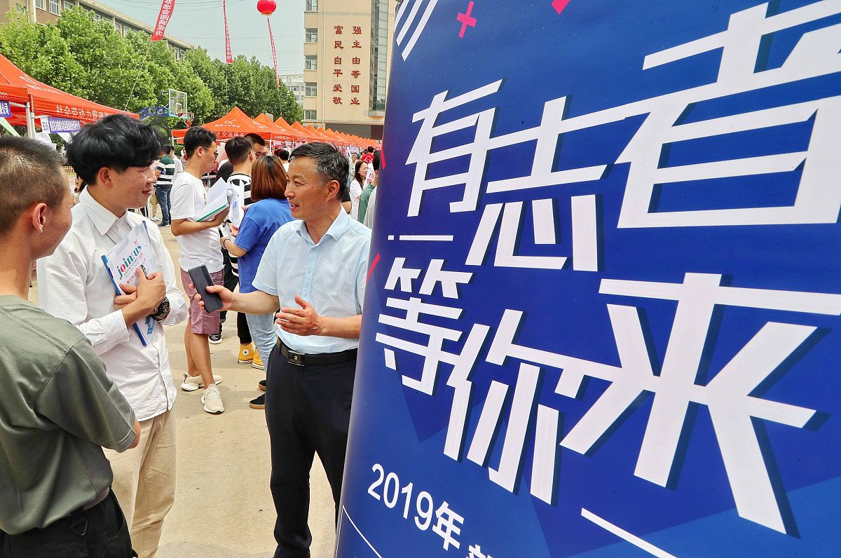 用中文润色这句话该方法不需要关注程序的内部结构而是需要专注于需求规格说明书对输入和输出的要求进行分解并加以区分。