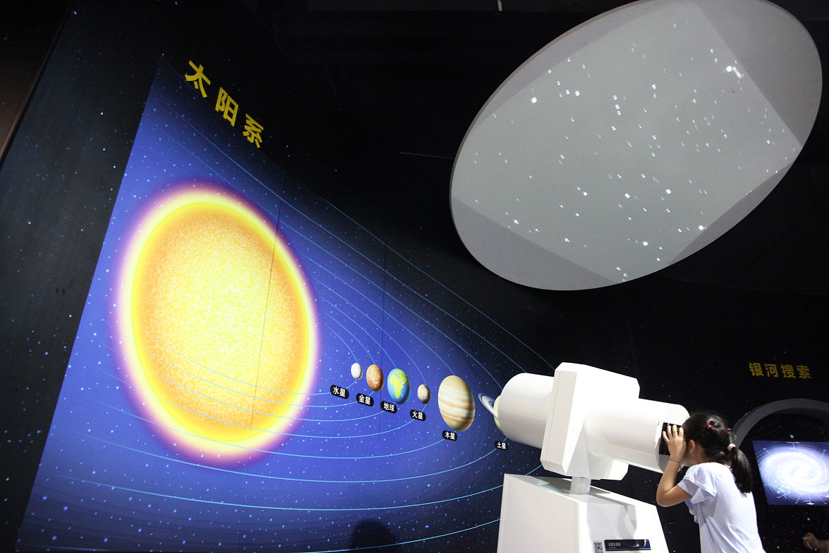 实验中怎样才能模拟出深浅不同的环形山