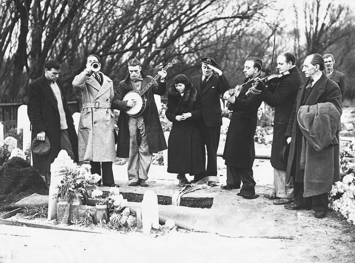 london buskers play the 'last post' over the grave of their frie
