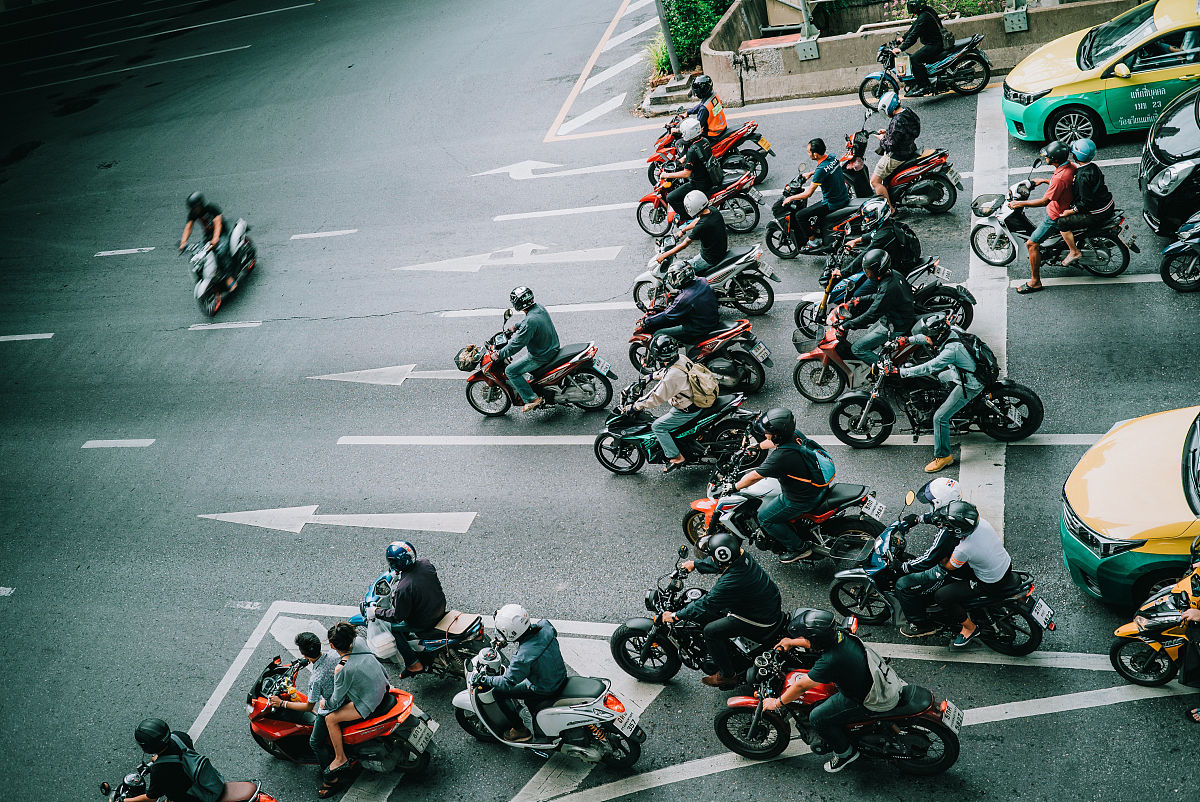 凌晨骑行事故夺两网红女孩生命，21岁与16岁，令人痛心