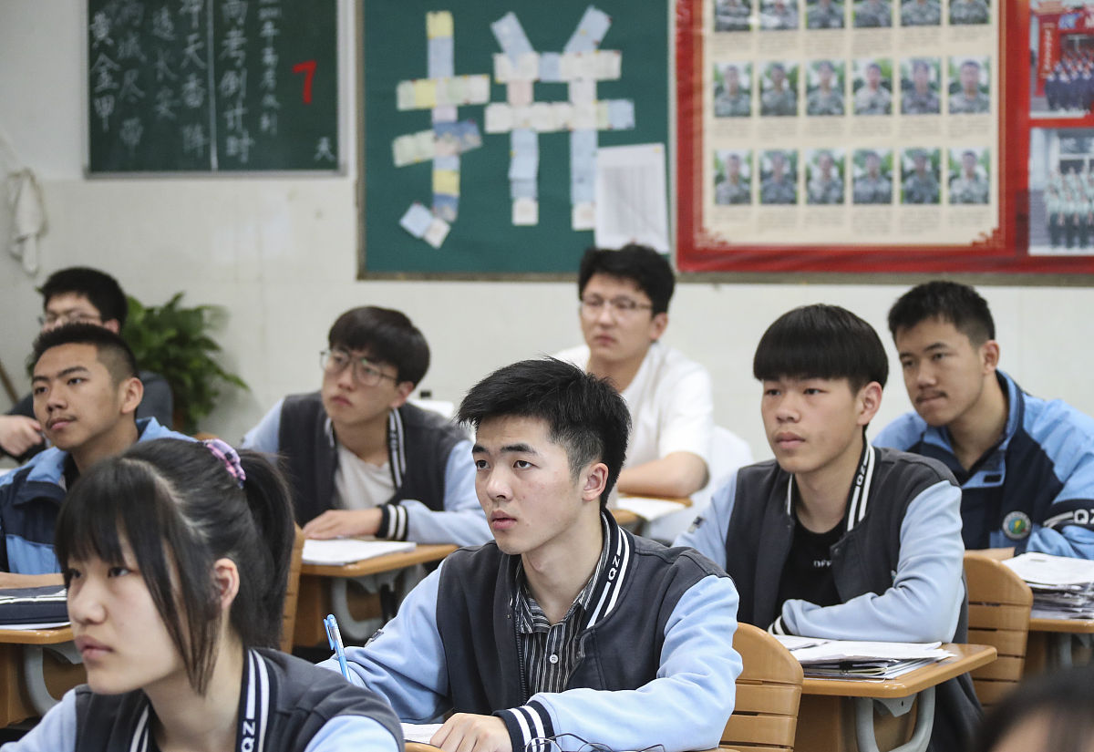 抉择：青春迷茫下的勇敢追梦