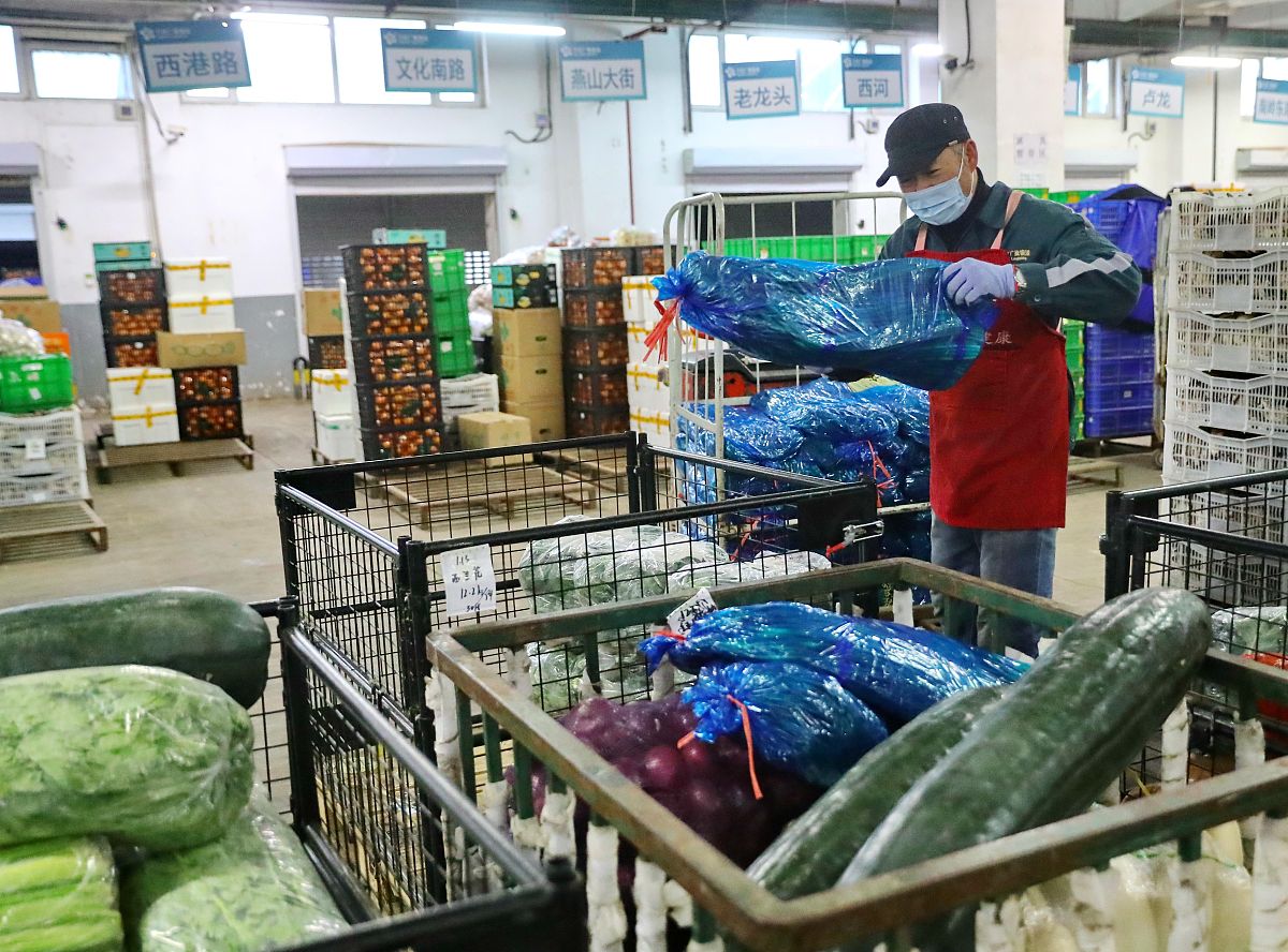 改写蔬菜配送是农产品物流配送中一个分支除具有农产品物流配送的特异之外还具有其独特的特点第一、需要先进的蔬菜保鲜和加工技术支持。蔬菜的价值就在于新鲜但是因为大多数蔬菜具有保鲜期较短受气候影响较大容易腐烂腐烂的特点这就给他们的运输距离和交易时间带来了很大的限制这就造成了他们在运输途中的损失尤其严重这就加大了他们的运输成本进而导致他们在市场上的售价上升导致他们在市场上的竞争能力下降；第二对运输时间的要求