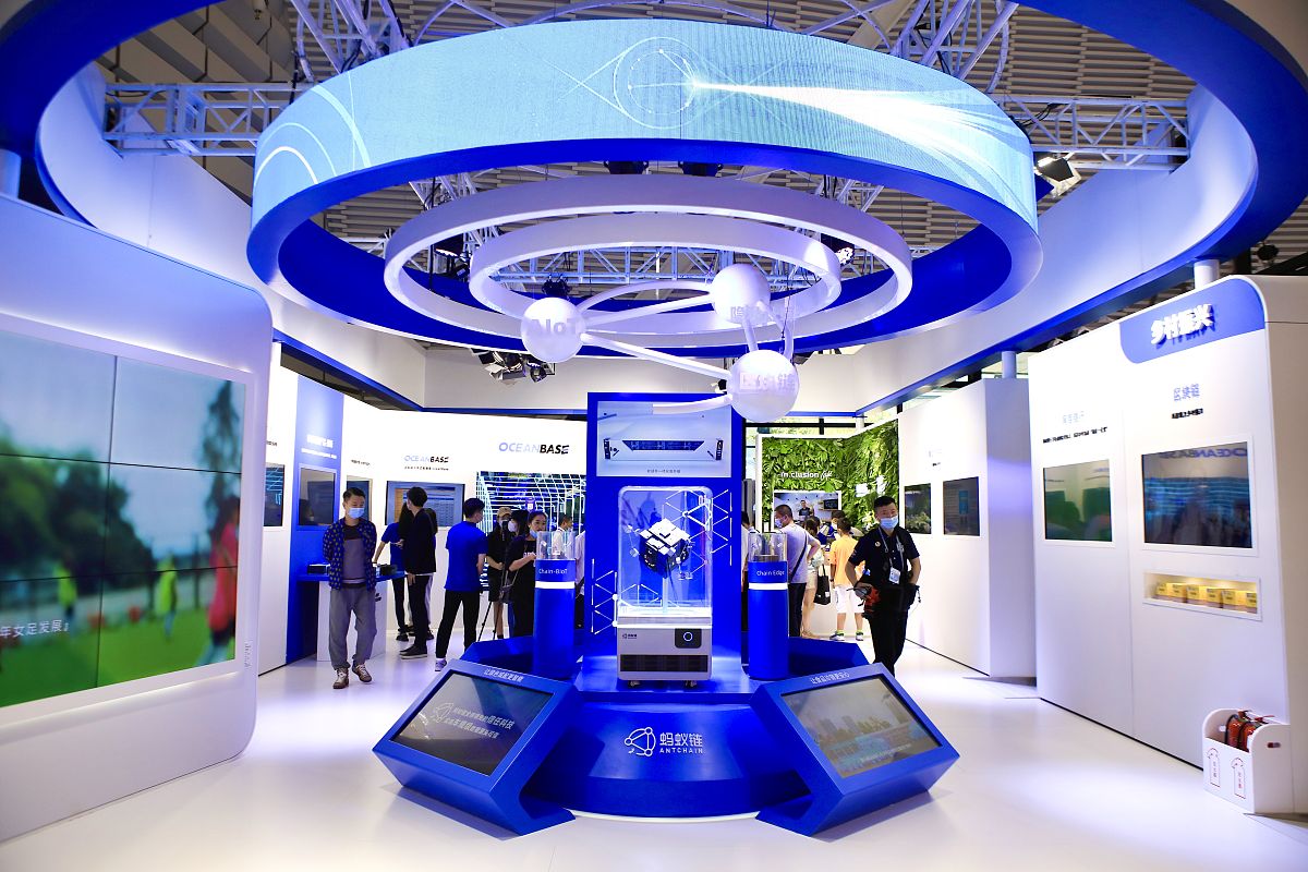 把下面的内容用中文换个说法在不改变原文含义和段落的情况下使其更易于理解：本届展会预计展品将达到30000件并特邀众多头部品牌在展会现场演示前沿技术和创新产品在为观众呈现精细化产品展示的同时提供更专业的技术与服务解决方案。