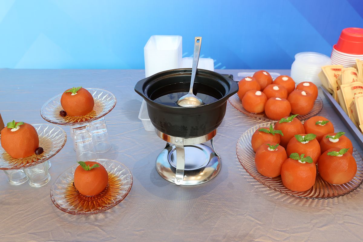 2021年6月24日,江苏徐州,牛蒡文化美食节上的各种美食.