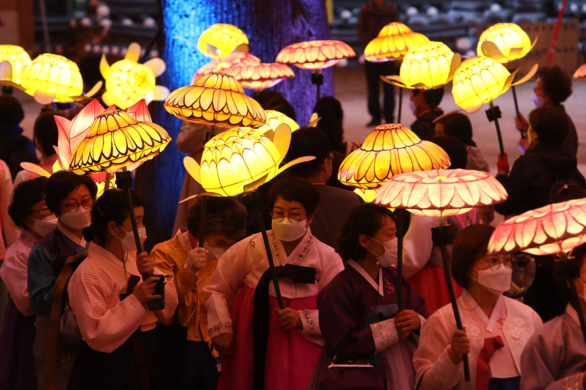 当地时间2021年5月6日,韩国首尔,佛诞节将至,僧侣与民众手持花灯迎接