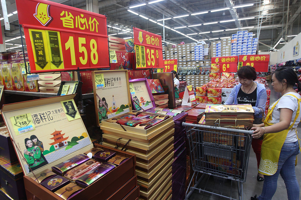       2015年9月21日,云南省昆明市,沃尔玛国贸店月饼一条街,商家礼品
