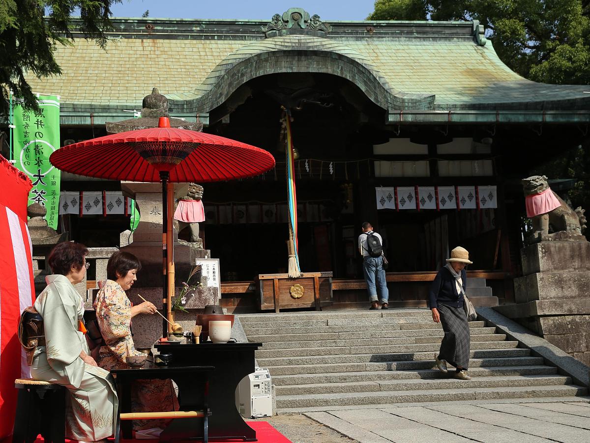 当地时间2013年10月12日,日本大阪,当地茨城县神社举办年度大型茶道仪