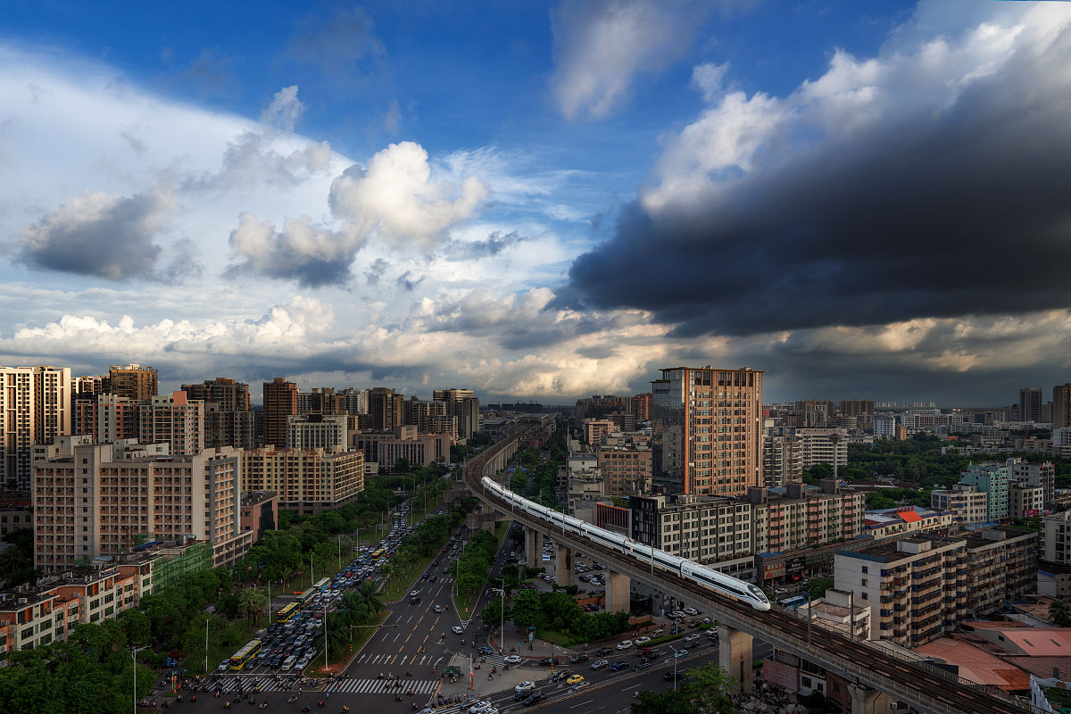 2019年7月1日,海口开通市郊列车,图为动车和谐号从海口东发车经过城西