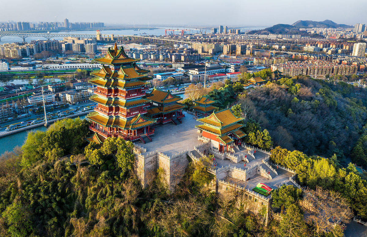 应紧紧围绕进一步深入挖掘长江马鞍山段文化内涵加强对长江文化的保护、传承和弘扬从长江文化中汲取创新创业创造力量推进文化旅游融合发展为奋力打造安徽的杭嘉湖、长三角的白菜心提供强有力的文化支撑在新征程上书写长江文化的崭新篇章来撰写