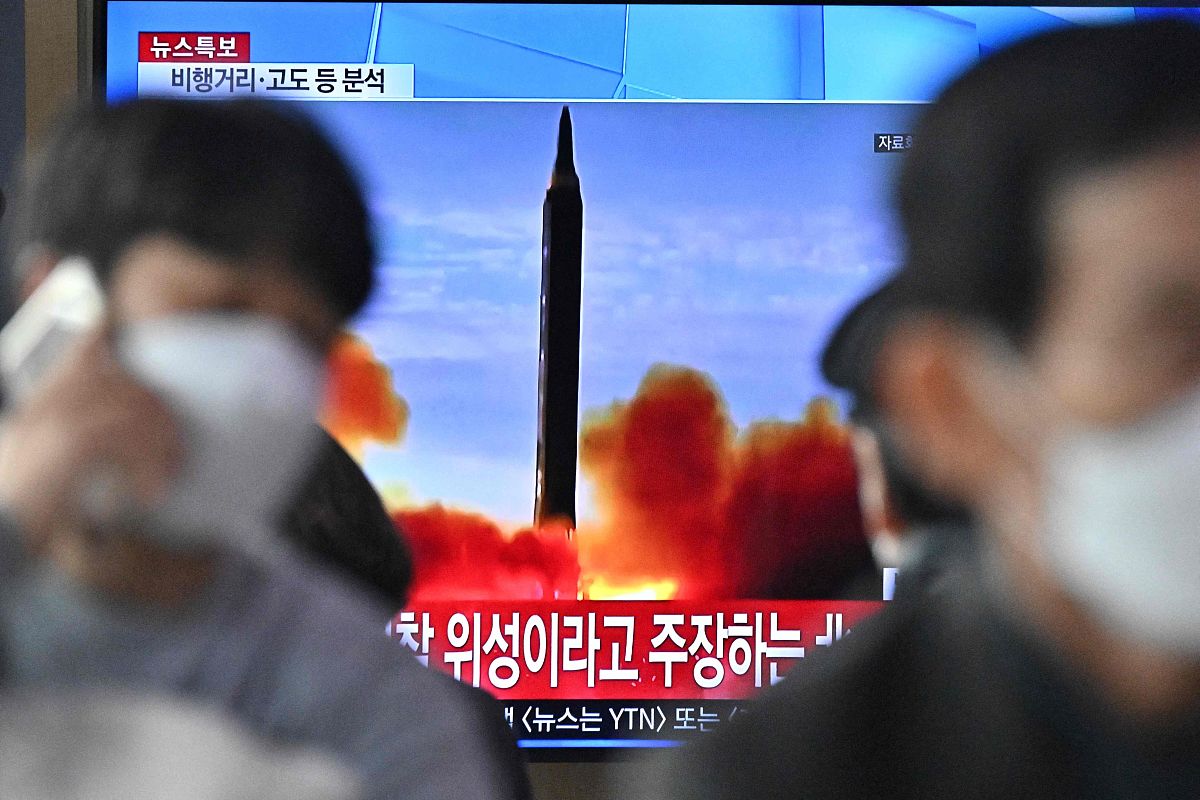 当地时间2022年3月24日,韩国首尔,韩国民众观看朝鲜相关报道.