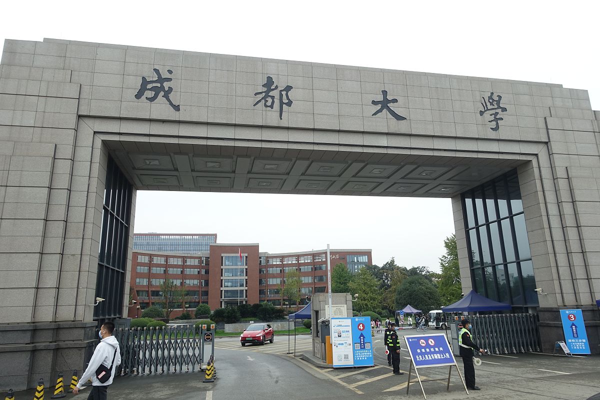 成都女生选学校指南：专业、文化、环境，哪一项更重要？