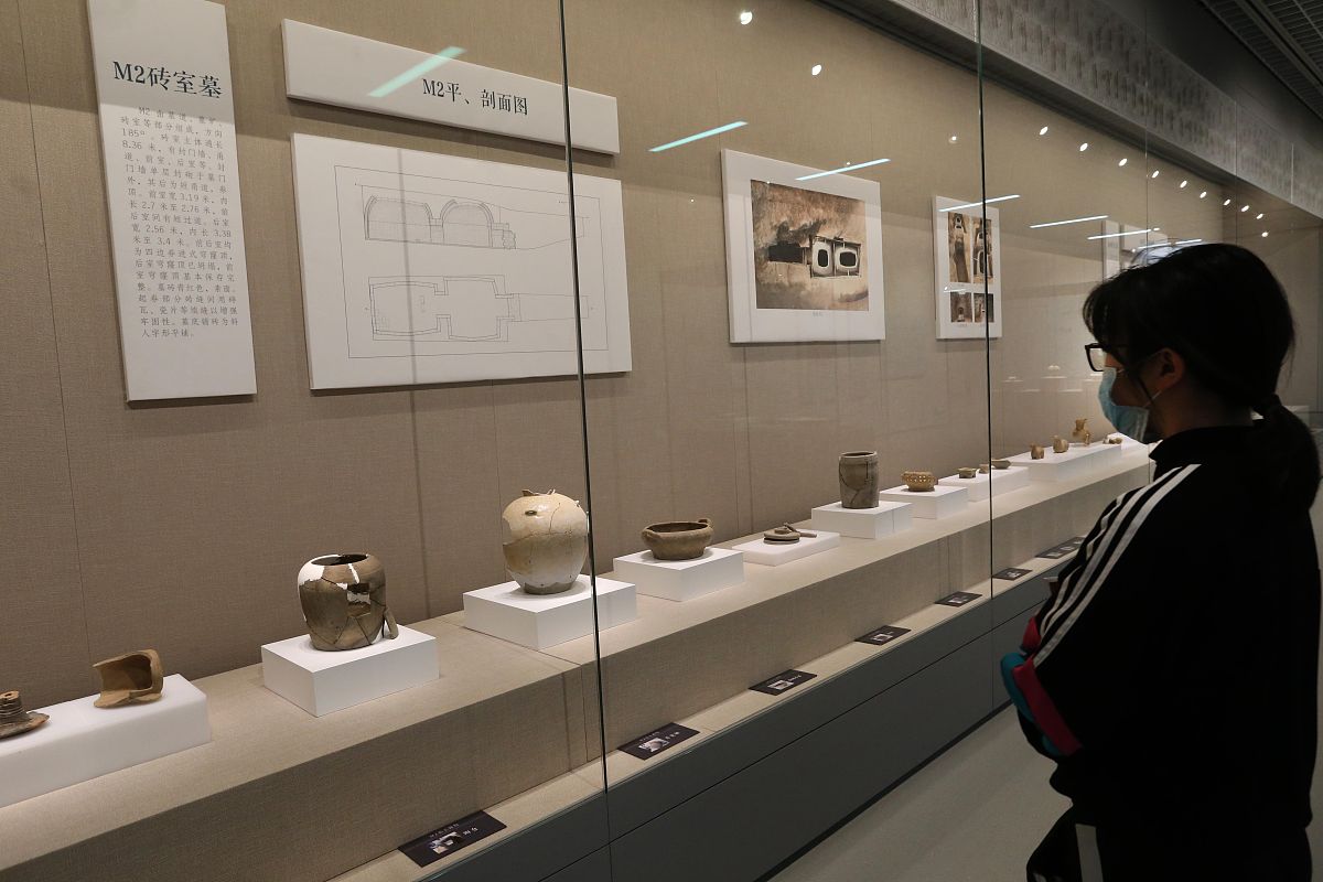 2021年4月20日,南京六朝博物馆,展览共展出该墓出土并清理完成的200余