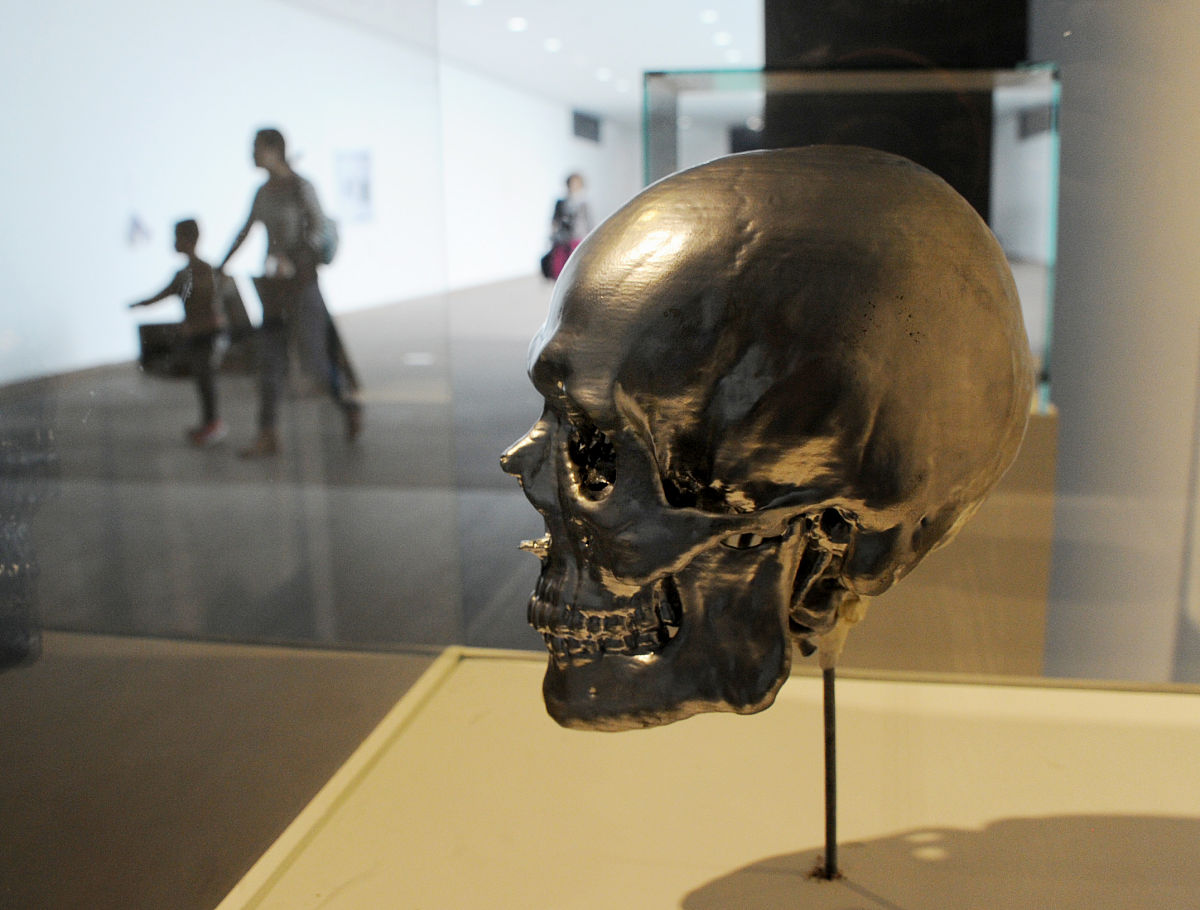 你错了蘑菇最初含有1000千克 × 99 = 990千克的水分那么其干物质含量为10千克。经过晾晒后蘑菇中的水分含量降低到了98也就是说现在蘑菇的总重量为10千克 002 = 500千克干物质含量不变为10千克。因此蘑菇中减少的水分为1000千克 - 500千克 = 500千克。