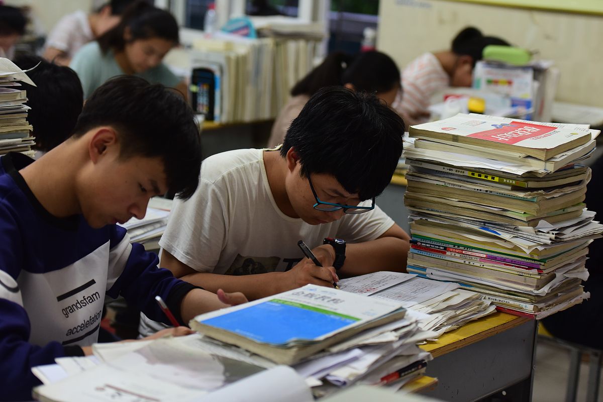 2018年6月2日,安徽阜阳,距离高考仅剩5天时间,阜阳市二中的高三学生"