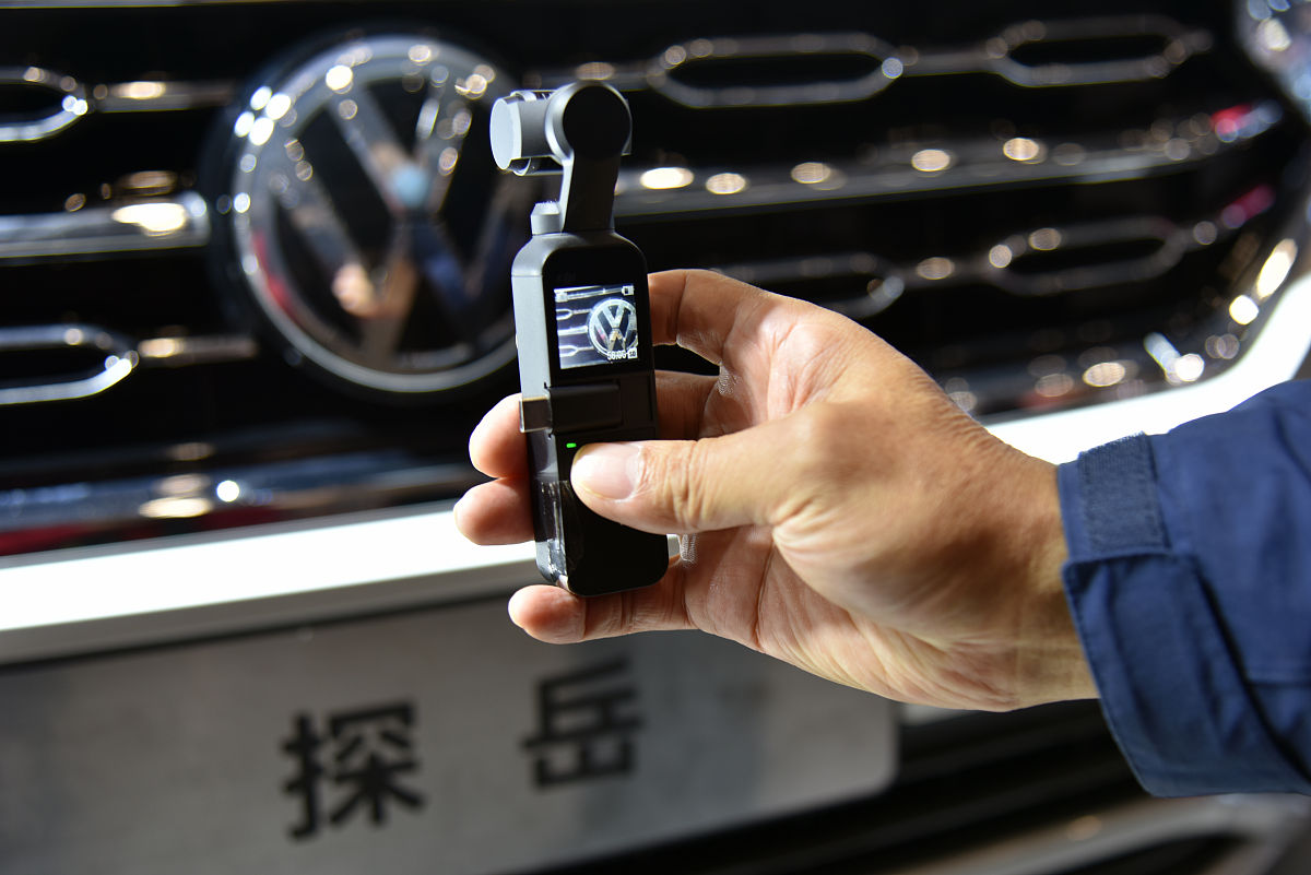 请使下面这段话更有逻辑：张有佳等73进行了4个钢板混凝土组合墙轴压试验探究了墙体距厚比对轴压性能的影响。试验结果表明距厚比减小有利于提升墙体的轴压承载力但会使钢板的屈曲变形加大。因此在设计钢板混凝土组合墙时需要根据实际情况合理选择距厚比以达到更好的轴压性能。